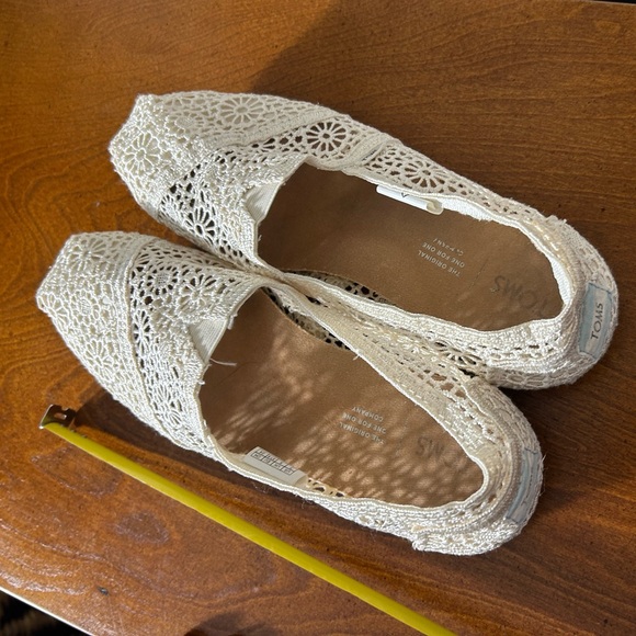 5/$25 TOMS Women's Cream Crochet Espadrilles - Picture 5 of 6